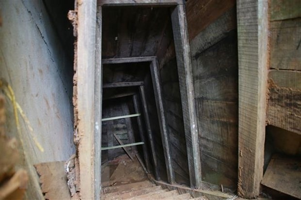 Cửa hầm số 11 bị hư hại nặng và đã bị đóng cửa để đảm bảo an toàn cho du khách.