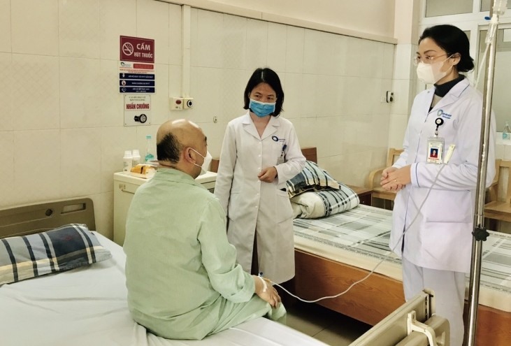 Bác sĩ Bệnh viện Bãi Cháy cứu sống người đàn ông Trung Quốc mắc liên cầu khuẩn lợn. - Ảnh: BVCC