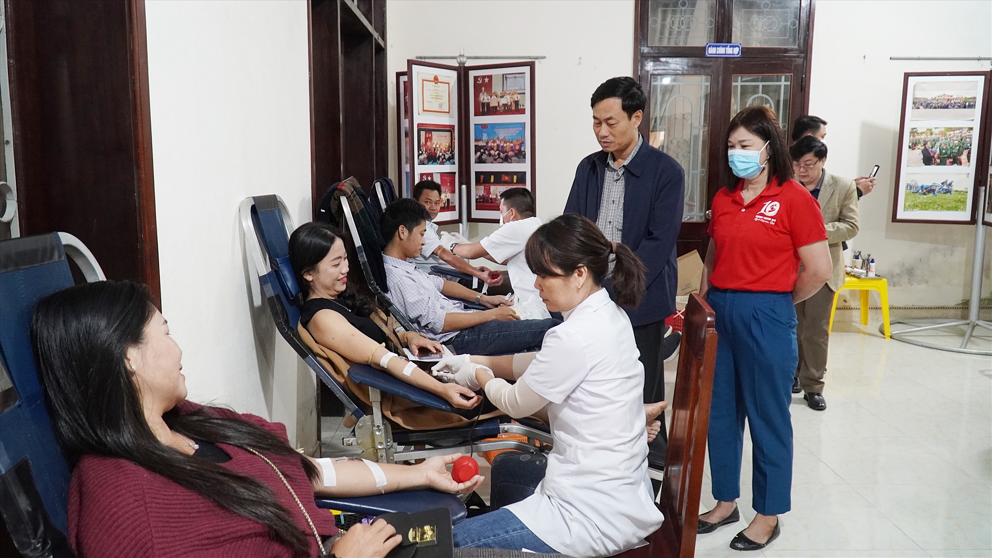 Đông đảo cán bộ và Nhân dân huyện Cam Lộ tham gia hiến máu tình nguyện-Ảnh: Anh Vũ