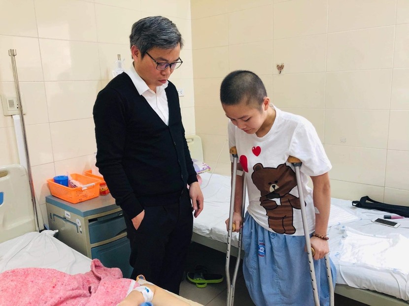 Lê Thị Hòa hồi phục sau ca phẫu thuật thay khớp nhân tạo đầu tiên tại Việt Nam.