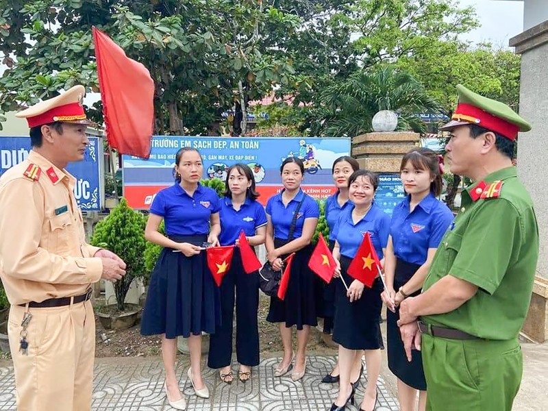 Lực lượng công an đẩy mạnh công tác tuyên truyền, giáo dục pháp luật cho người dân trên địa bàn phường Đông Giang - Ảnh: S.K