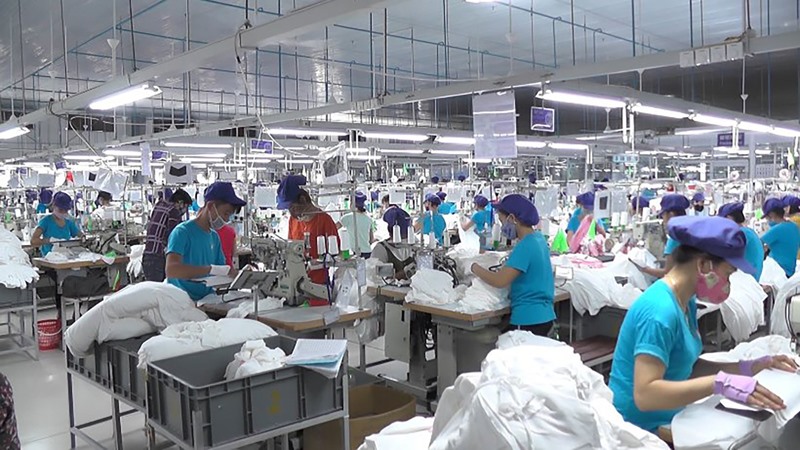 Công nhân Công ty TNHH Dệt may VJT Toms tại Cụm công nghiệp Diên Sanh miệt mài làm việc - Ảnh: M.T