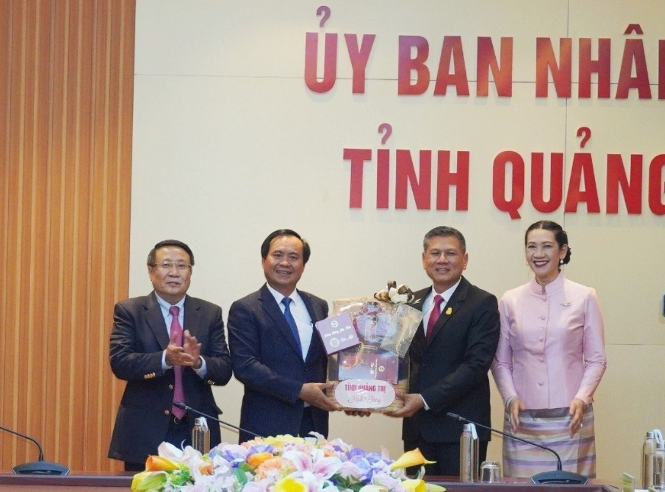 Chủ tịch UBND tỉnh Võ Văn Hưng tặng quà lưu niệm cho lãnh đạo tỉnh Mukdahan - Ảnh: K.S