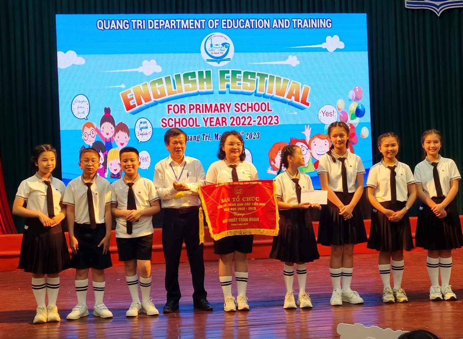 Đội học sinh Phòng Giáo dục và Đào tạo TP. Đông Hà được trao giải Nhất tại hội thi - Ảnh: Tú Linh