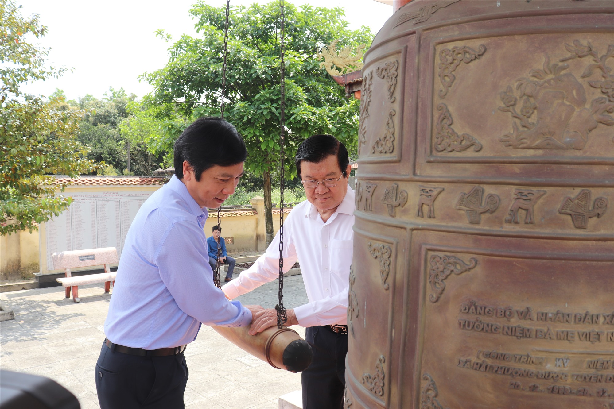 Đoàn đến viếng Đền thờ Bà mẹ Việt Nam anh hùng tại xã Hải Thượng, huyện Hải Lăng - Ảnh: T.P