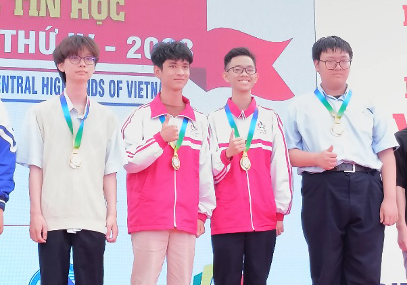 Hoàng Thiện Nhân và Trần Công Anh Khoa học sinh Trường THPT chuyên Lê Quý Đôn, Quảng Trị (ở giữa) được trao Huy chương Vàng của Bảng chuyên Tin - Ảnh: Thần Phong