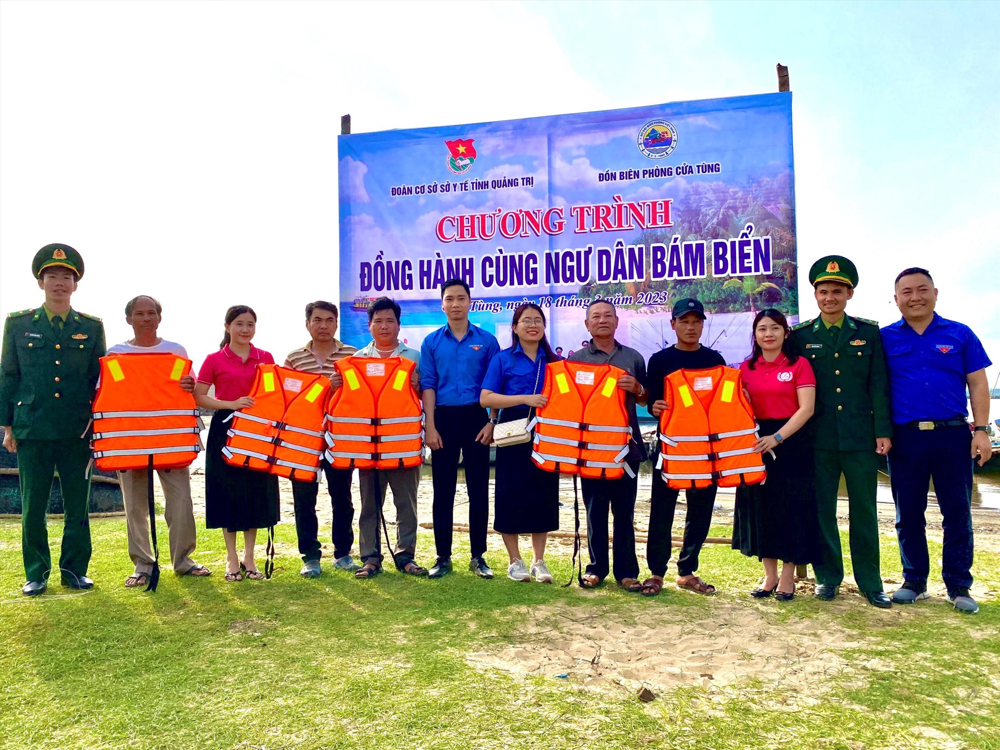 Đoàn cơ sở Sở Y tế Quảng Trị trao áo phao cho ngư dân tại thị trấn Cửa Tùng- Ảnh: NT