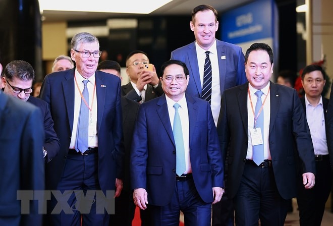 Thủ tướng Phạm Minh Chính với các đại biểu tổ chức quốc tế, Hiệp hội doanh nghiệp nước ngoài tham dự diễn đàn. (Ảnh: Dương Giang/TTXVN)