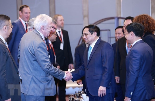 Thủ tướng Phạm Minh Chính với đại diện các tổ chức quốc tế tham dự Diễn đàn doanh nghiệp Việt Nam thường niên 2023.(Ảnh: Dương Giang/TTXVN)