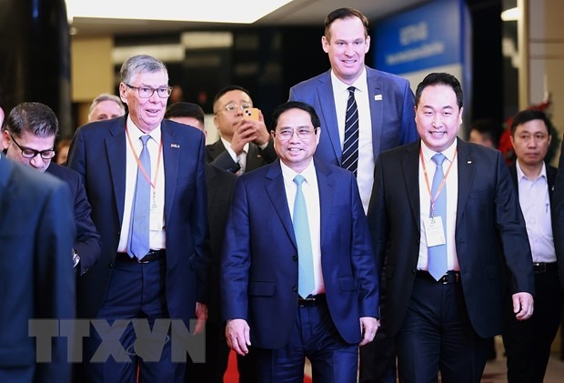 Thủ tướng Phạm Minh Chính với các đại biểu tổ chức quốc tế, Hiệp hội doanh nghiệp nước ngoài tham dự Diễn đàn. (Ảnh: Dương Giang/TTXVN)