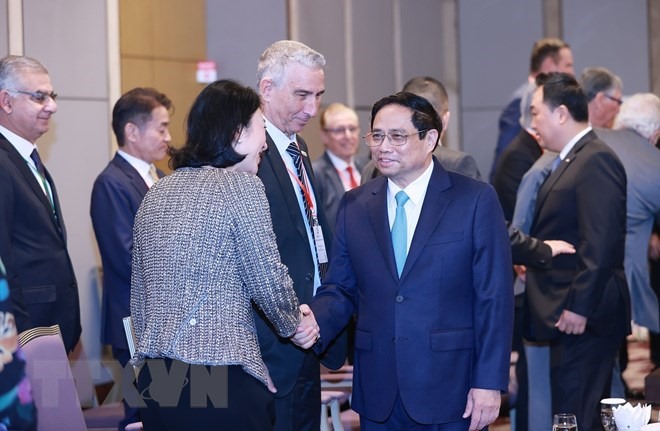 Thủ tướng Phạm Minh Chính với đại diện các tổ chức quốc tế tham dự Diễn đàn doanh nghiệp Việt Nam thường niên 2023.(Ảnh: Dương Giang/TTXVN)