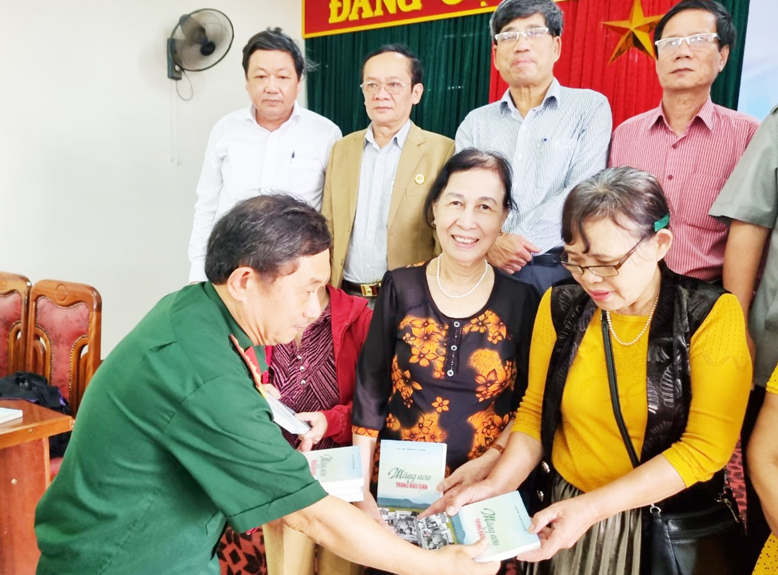 Tác giả Lê Anh Dũng tặng sách cho các đại biểu tham gia buổi giới thiếu tập sách “Măng non trong bão đạn” - Ảnh: Tú Linh