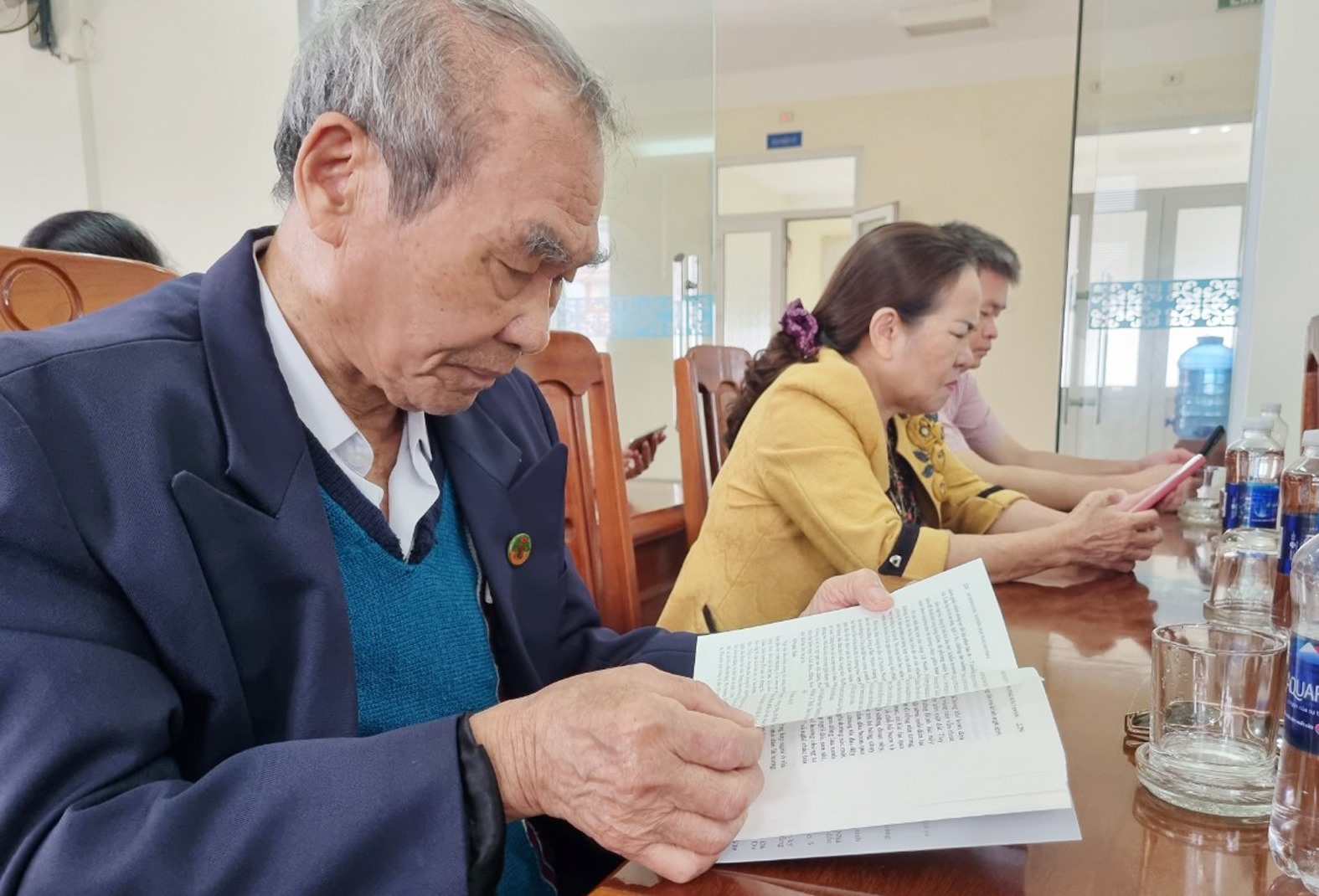 Nhân chứng K8 Nguyễn Trung Hữu ở huyện Vinh Linh trân trọng đọc từng trang sách - Ảnh: Tú Linh