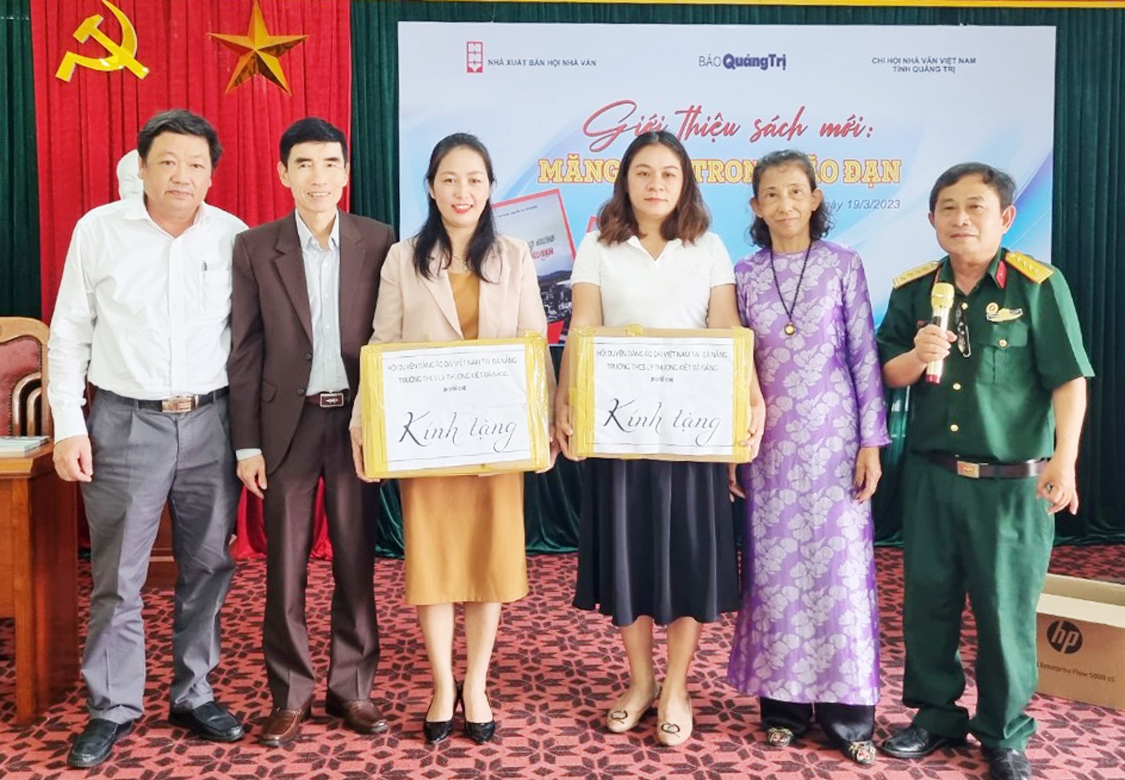 Ban tổ chức tặng áo dài cho phụ nữ huyện Vĩnh Linh, Gio Linh - Ảnh: Tú Linh