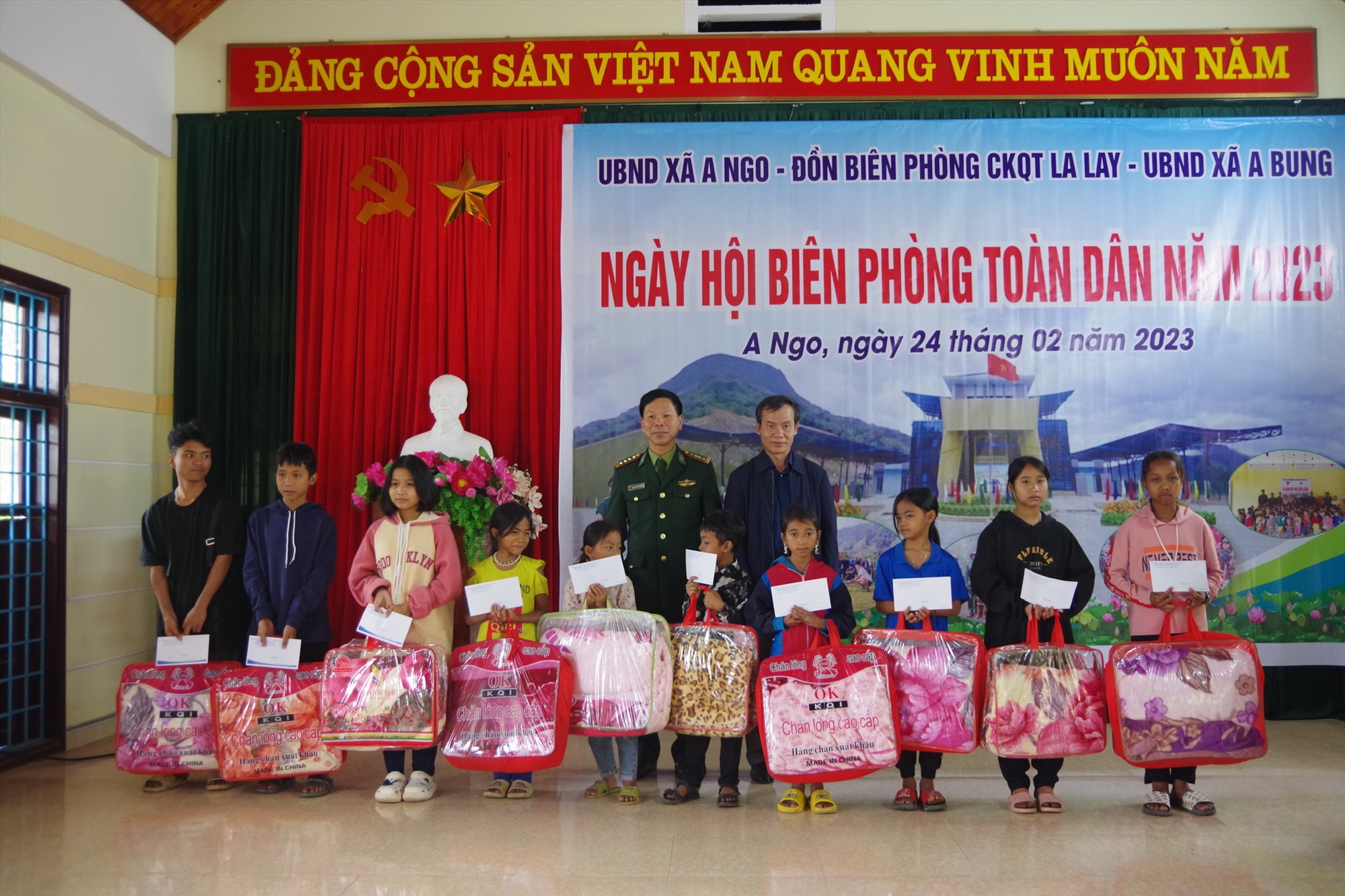 Đại tá Ngô Xuân Thường, Phó Chính ủy BĐBP tỉnh và lãnh đạo địa phương xã: A Ngo, ABung trao quà cho các em học sinh trong chương trình “Nâng bước em tới trường”
