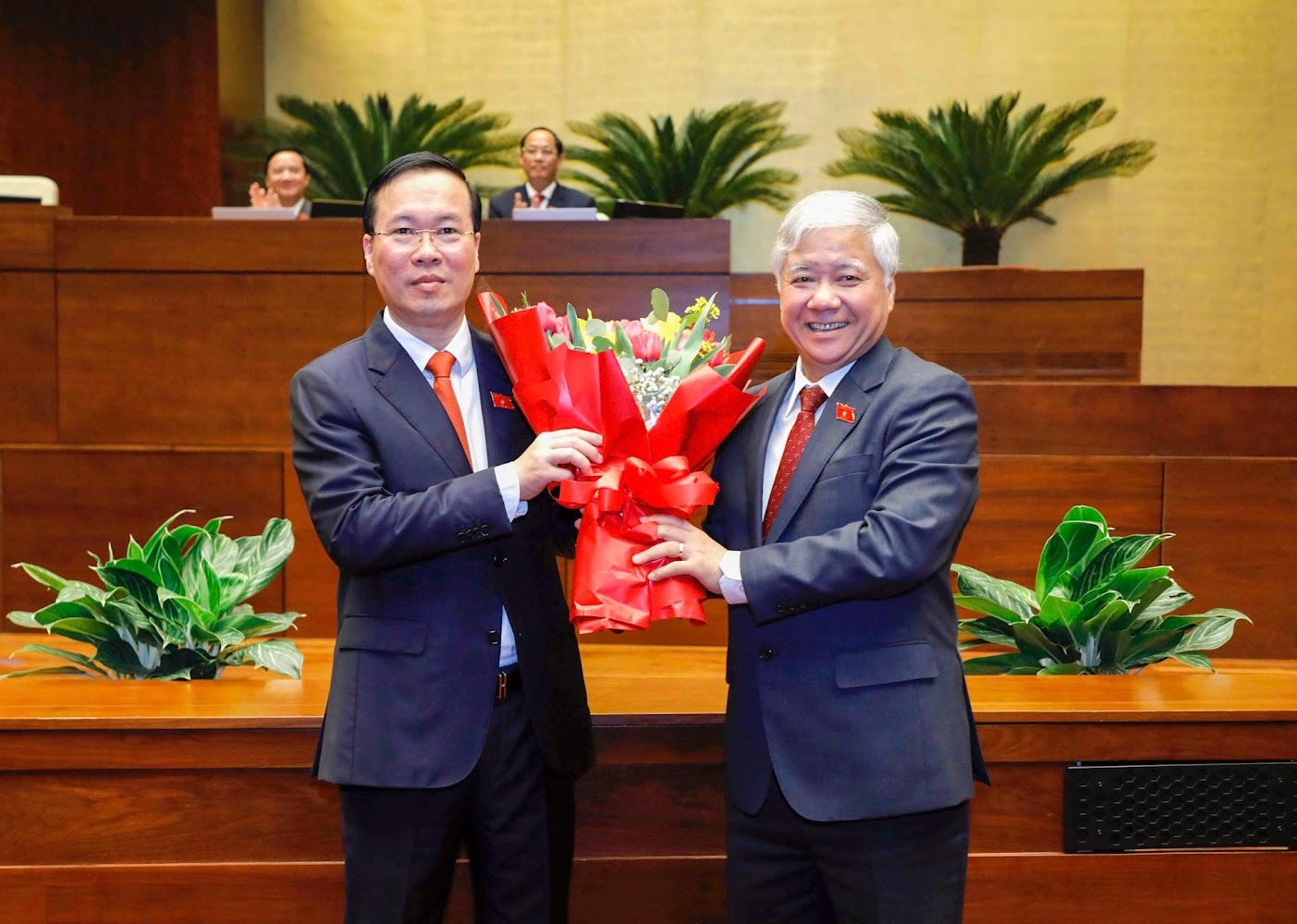 Chủ tịch Ủy ban Trung ương MTTQ Việt Nam Đỗ Văn Chiến tặng hoa chúc mừng Chủ tịch nước Võ Văn Thưởng - VGP/Nhật Bắc
