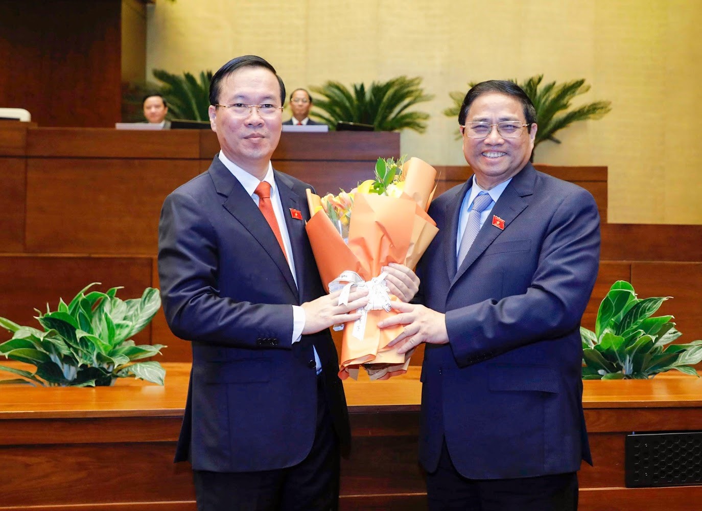 Thủ tướng Chính phủ Phạm Minh Chính tặng hoa chúc mừng Chủ tịch nước Võ Văn Thưởng - Ảnh: VGP/Nhật Bắc
