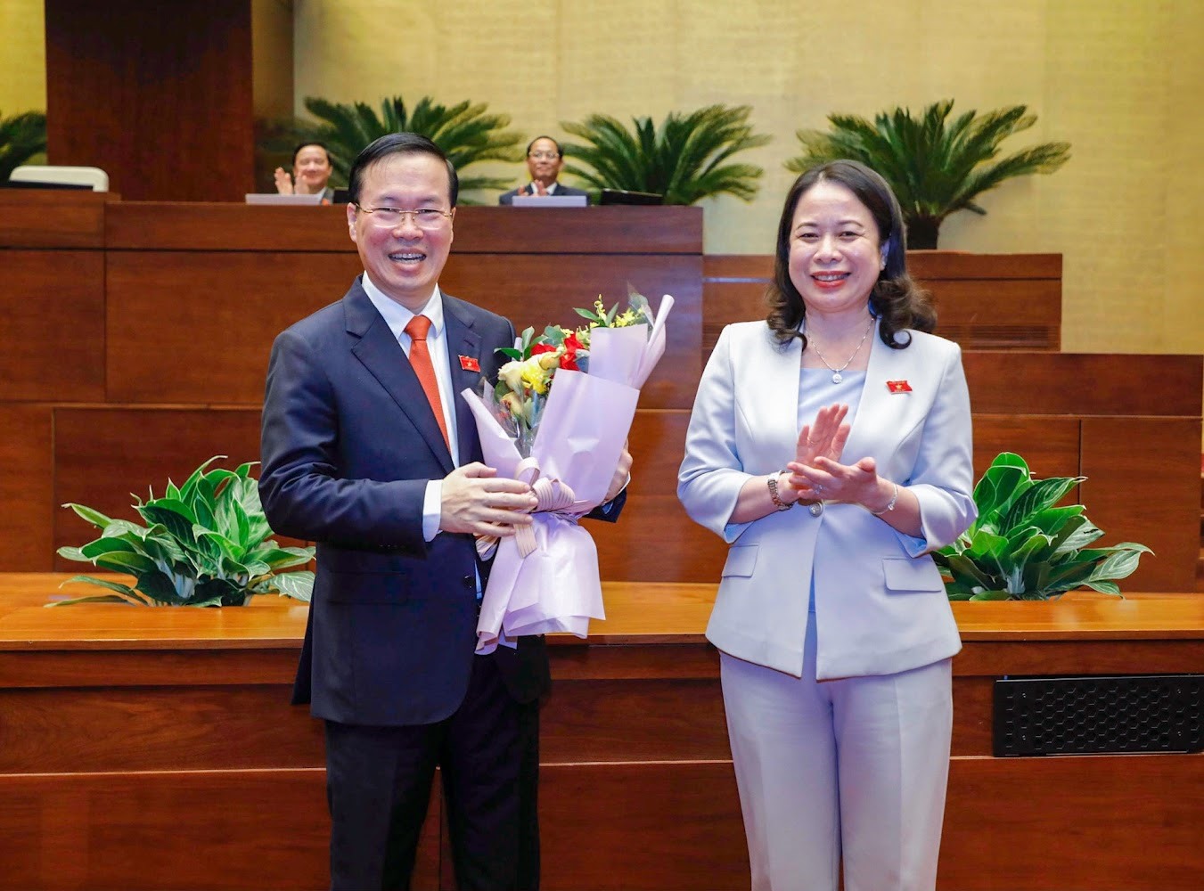 Phó Chủ tịch nước Võ Thị Ánh Xuân tặng hoa chúc mừng Chủ tịch nước Võ Văn Thưởng - VGP/Nhật Bắc