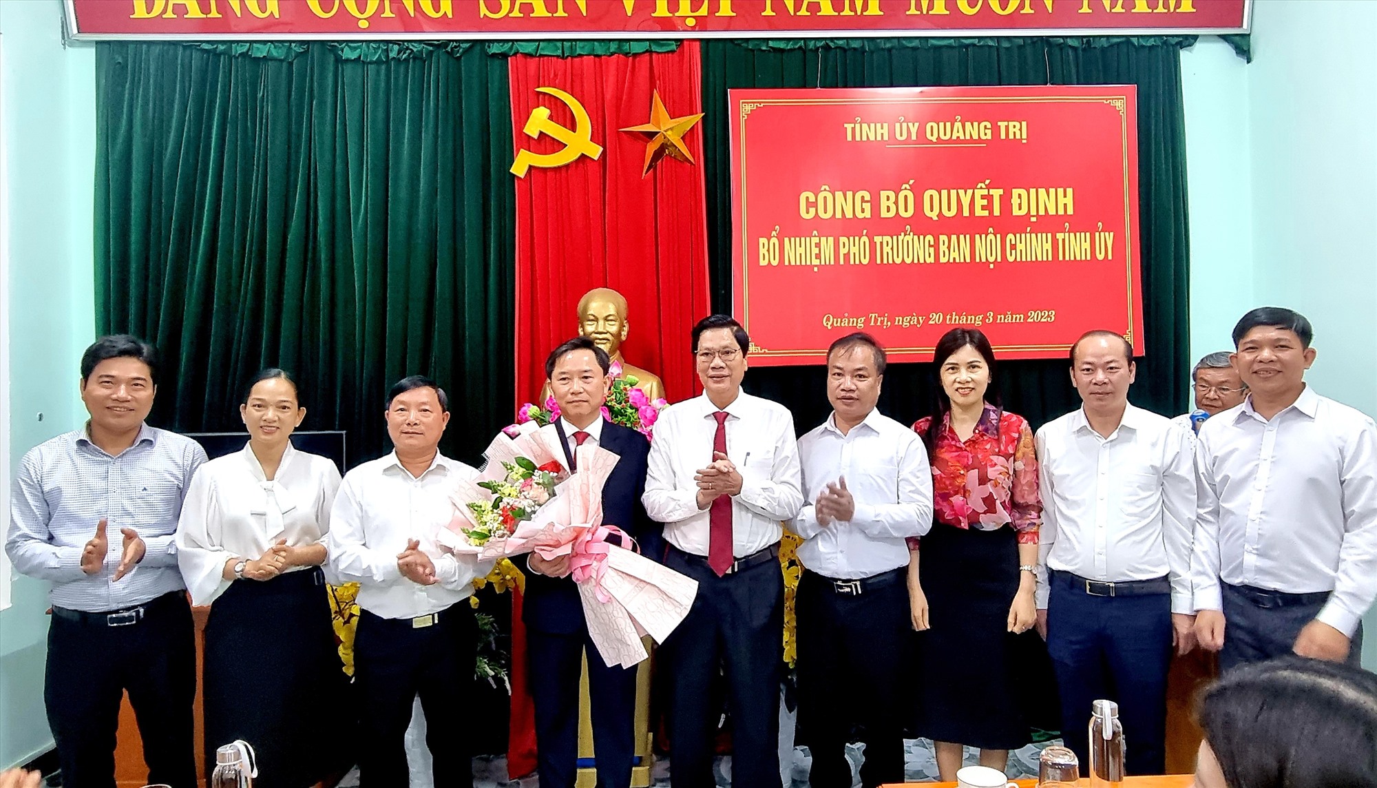Trưởng Ban Tổ chức Tỉnh ủy Phan Văn Phụng tặng hoa chúc mừng tân Phó Trưởng Ban Nội chính Tỉnh ủy Hồ Trung - Ảnh: K.S