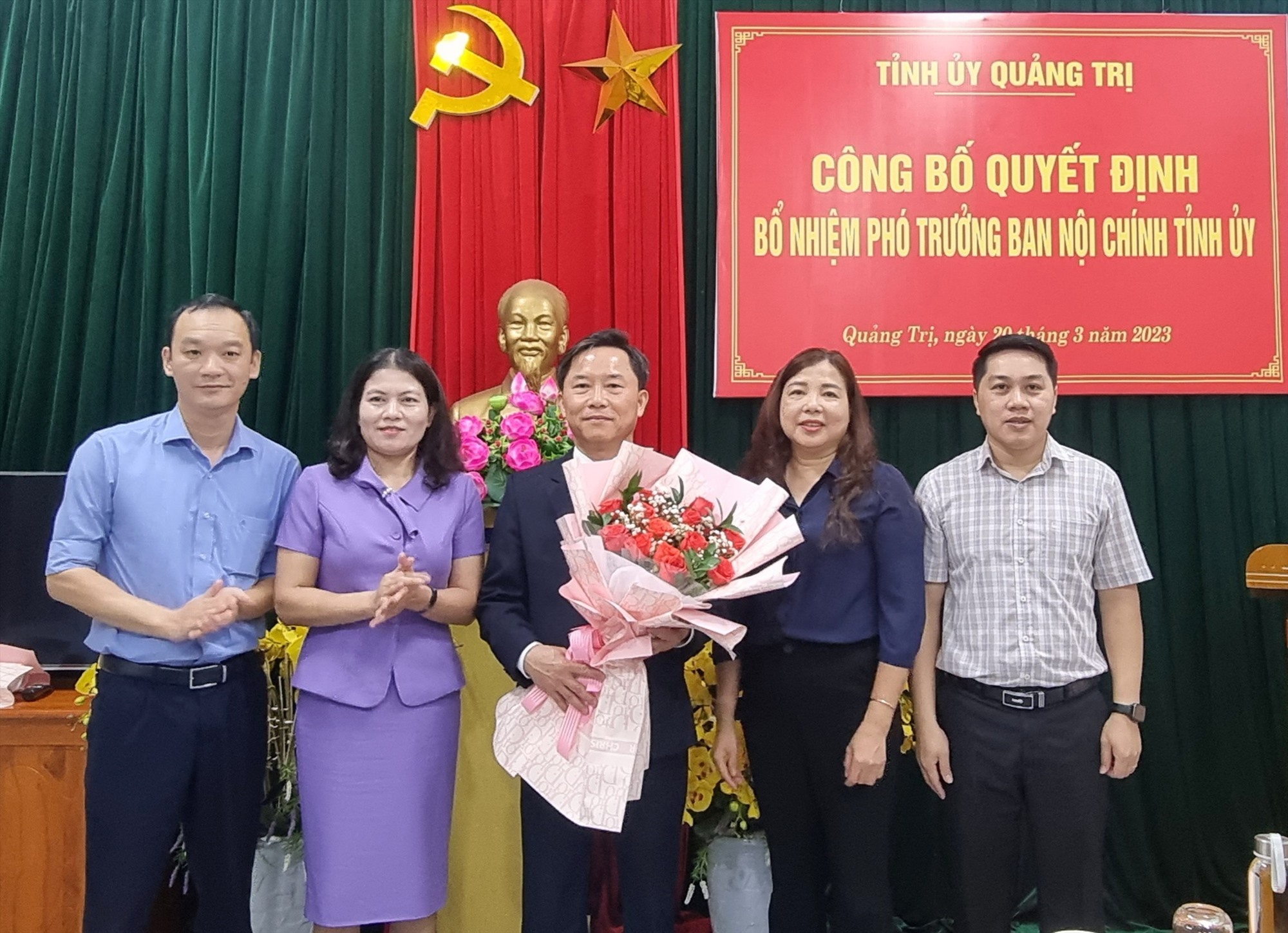 Trưởng Ban Nội chính Tỉnh ủy Ly Kiều Vân tặng hoa chúc mừng tân Phó Trưởng Ban Nội chính Tỉnh ủy Hồ Trung - Ảnh: K.S