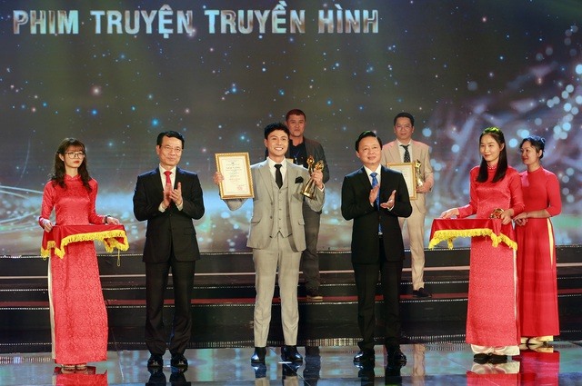 Phó Thủ tướng Trần Hồng Hà, Bộ trưởng Bộ TT&TT Nguyễn Mạnh Hùng trao giải Vàng cho phim truyền hình xuất sắc nhất; nam, nữ diễn viên phim truyền hình xuất sắc nhất - Ảnh: VGP/Minh Khôi