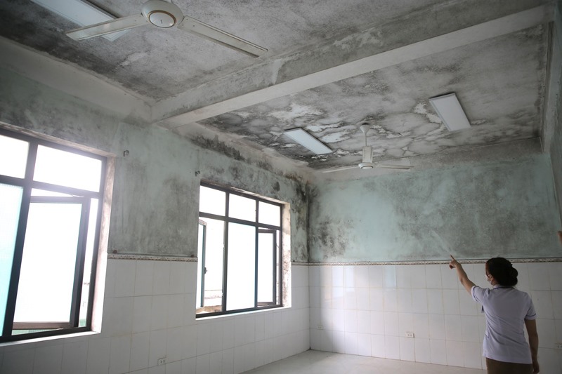 Tường bị thấm dột tạo nhiều vết loang lổ khiến căn phòng tại Trung tâm Y tế huyện Triệu Phong cơ sở 2 không thể sử dụng - Ảnh: T.N