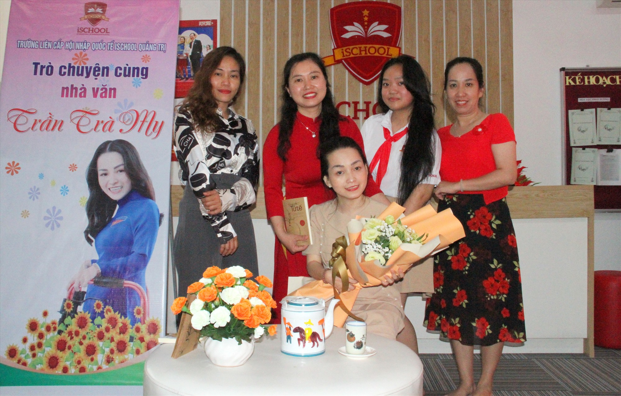 Nhà văn Trần Trà My (ngồi giữa) tại Trường Liên cấp hội nhập quốc iSchool Quảng Trị - Ảnh: MĐ