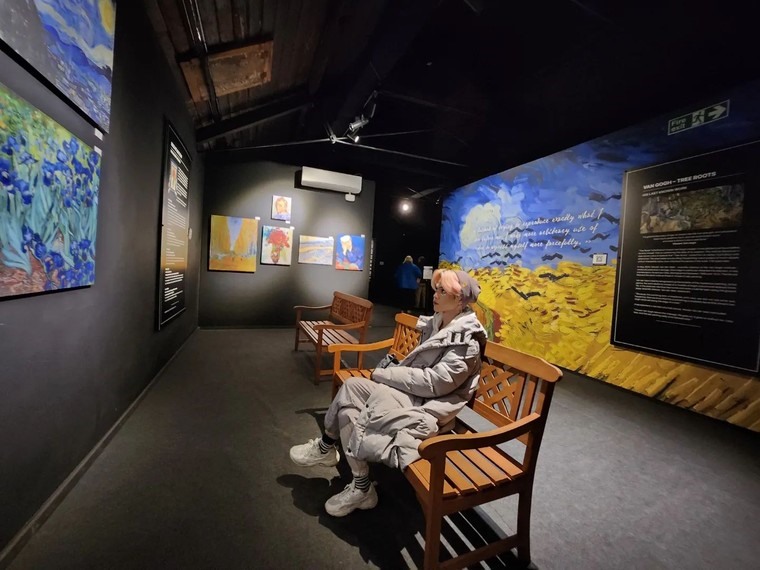 Anh Tú tại triển lãm Trải nghiệm nhập vai thực tế ảo London: Bước vào tranh của Van Gogh.