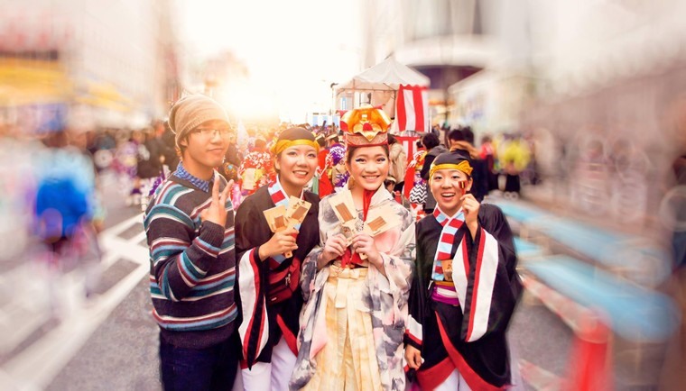 Mỹ Hạnh (thứ hai từ phải sang) tại Lễ hội ở Nhật Bản.