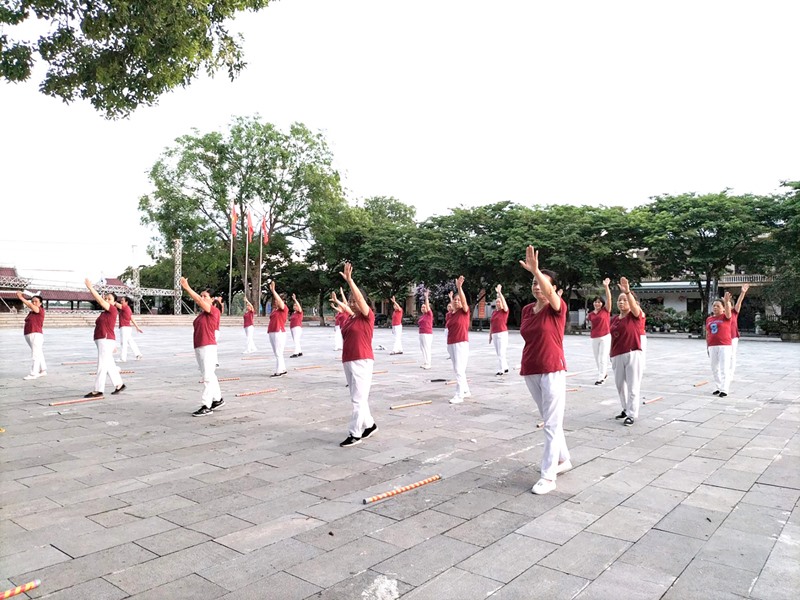 Các thành viên Câu lạc bộ LTHTGN Phường 2, thị xã Quảng Trị duy trì các hoạt động thể dục, thể thao để nâng cao sức khỏe - Ảnh: H.T