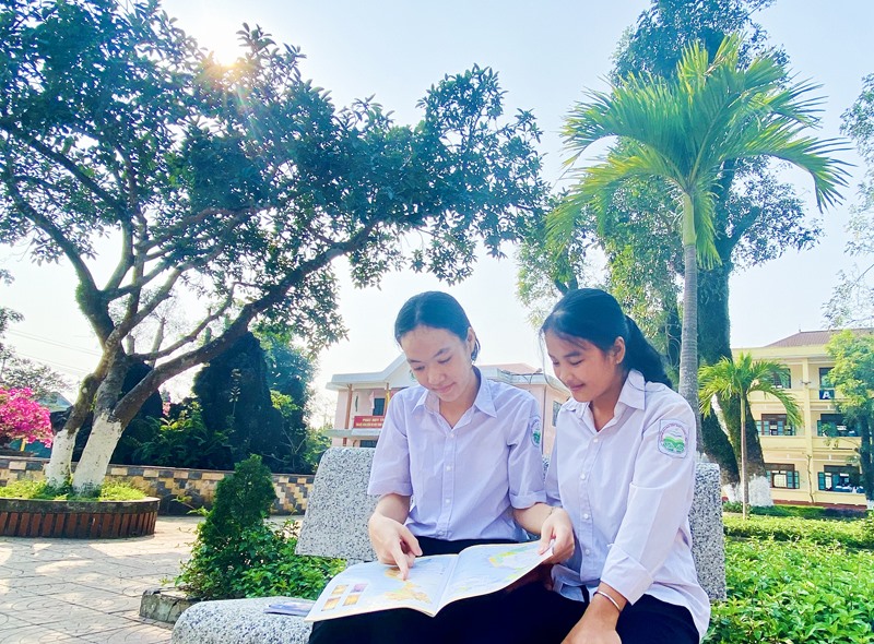 Nguyễn Thị Tâm (bên trái) hướng dẫn bạn học môn Địa lý - Ảnh: M.H