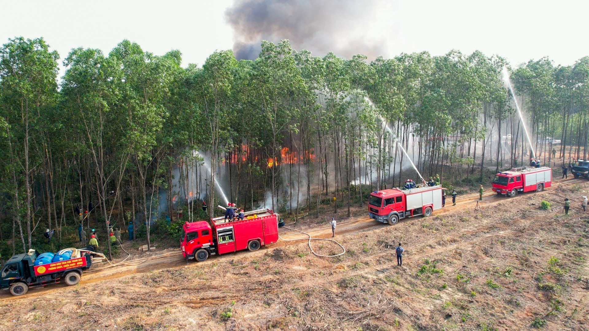 Nhiều phương tiện, thiết bị của các lực lượng phối hợp nhuần nhuyễn trong thực tập phương án chữa cháy rừng - Ảnh: Lê Trường