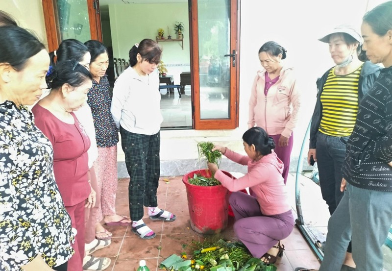 Phụ nữ thôn Long Quang được hướng dẫn cách phân loại rác tại nguồn, xử lý rác thải hữu cơ thành phân hữu cơ - Ảnh: M.L