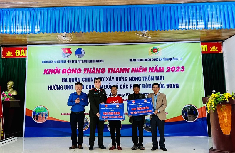 Đoàn Thanh niên Công an tỉnh trao tặng 2 nhà nhân ái tại xã Húc Nghì, huyện Đakrông -Ảnh: D.T