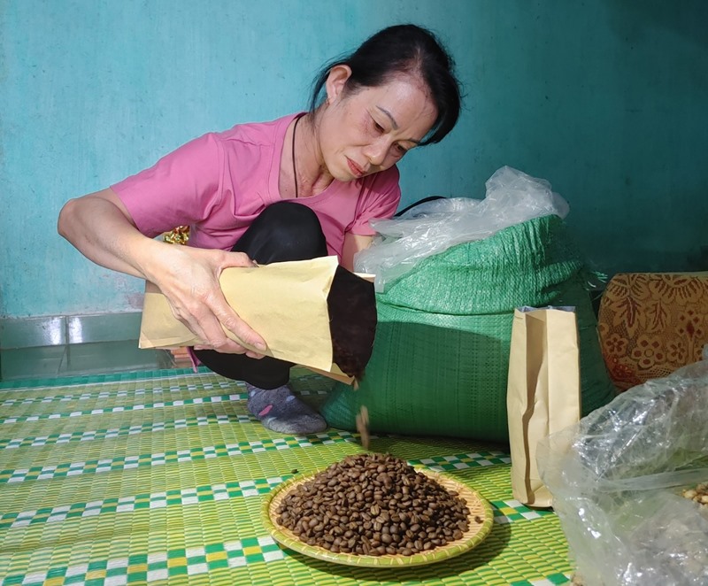 Chị Trần Mai Hương kiểm tra lại sản phẩm “cà phê chồn” trước khi đóng gói gửi cho khách hàng -Ảnh: B.L