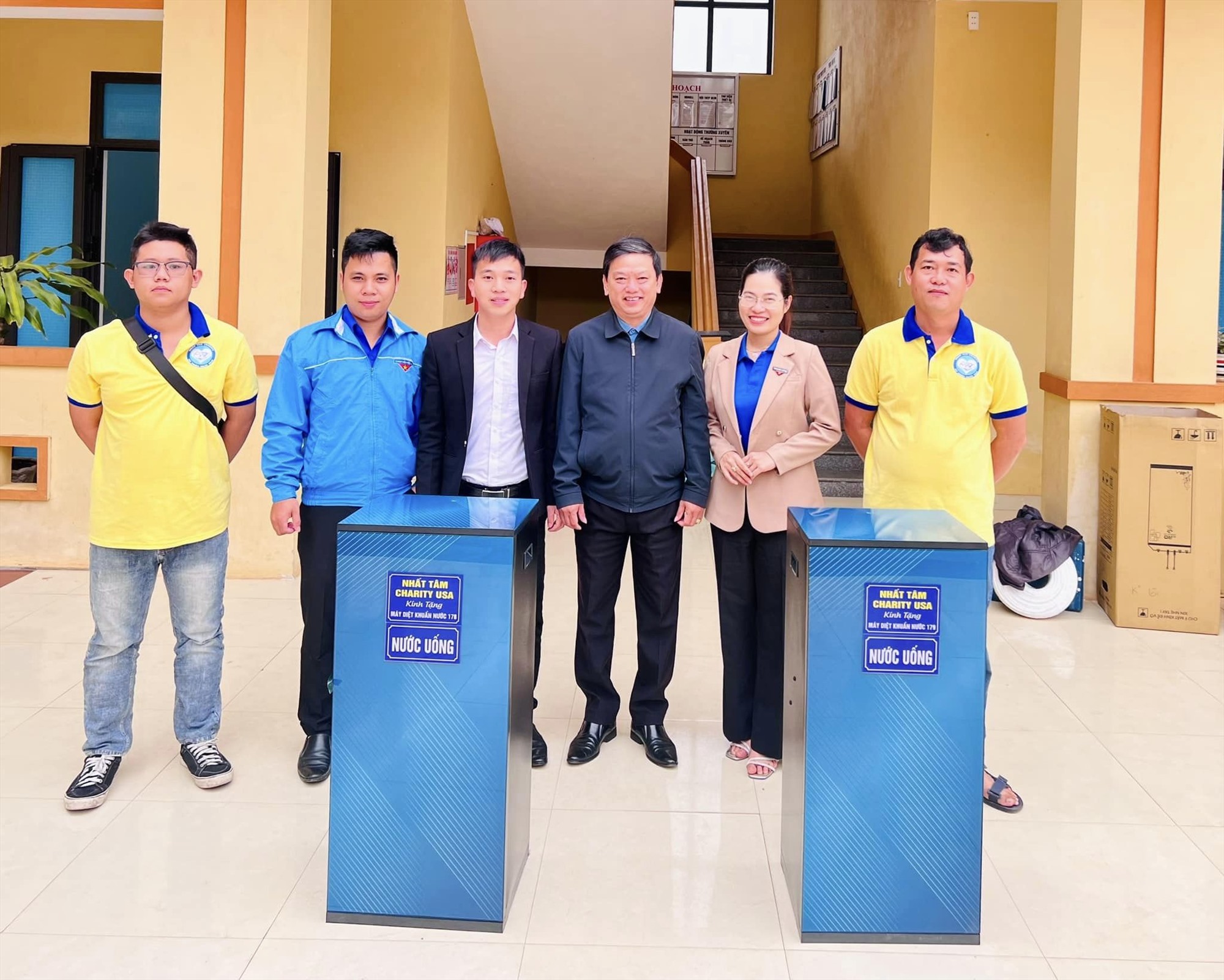 Đại diện Huyện đoàn Hướng Hóa trao tặng máy lọc nước cho trường học trên địa bàn - Ảnh: BL
