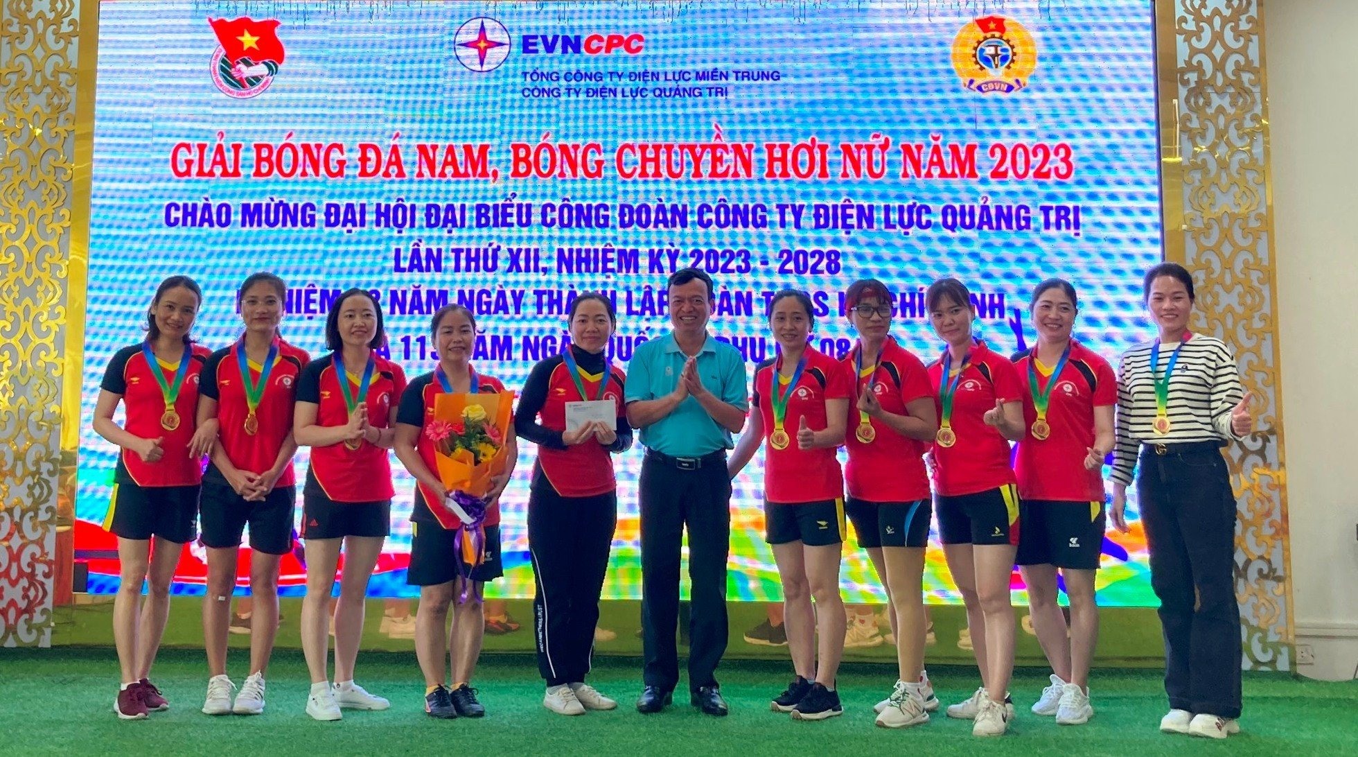 Nữ nhân viên Điện lực Khe Sanh tham gia Giải Bóng đá Nam, Bóng chuyền hơi Nữ năm 2023. Ảnh: Minh Thành