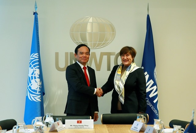 Phó Thủ tướng Trần Lưu Quang gặp bà Zoritsa Urosevic, Giám đốc điều hành UNWTO tại trụ sở của tổ chức này ở Madrid - Ảnh: VGP/Hải Minh