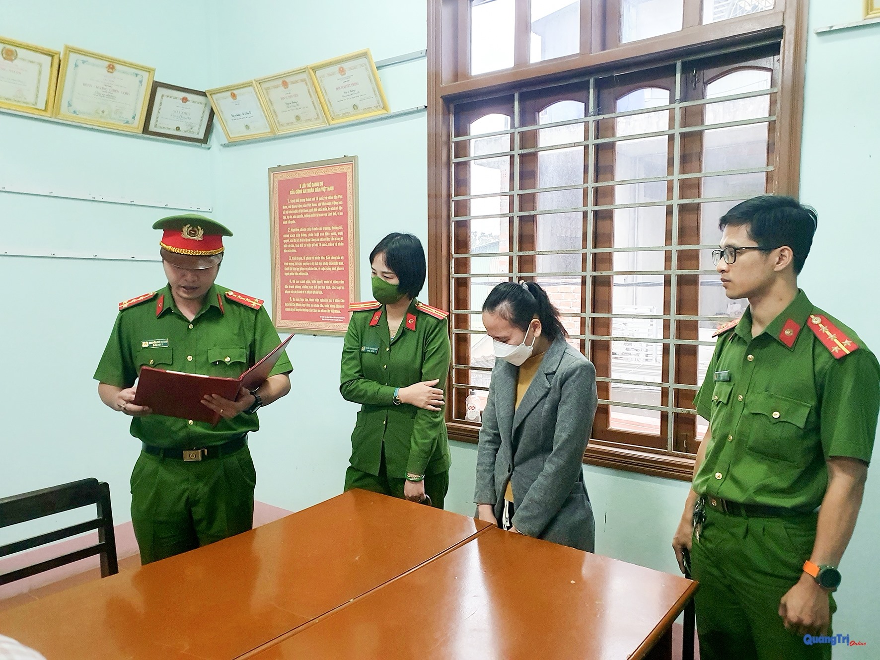 Lực lượng chức năng đọc quyết định bắt tạm giam Hồ Thị Hương Loan - Ảnh: Anh Tuấn