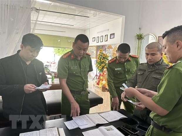 Lực lượng chức năng kiểm tra cơ sở cầm đồ, cho vay tài chính. (Ảnh: Trịnh Duy Hưng/TTXVN)