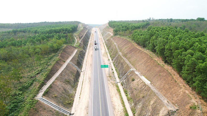 Hạ tầng giao thông trên tuyến cao tốc Cam Lộ - La Sơn cần sớm được đầu tư hoàn thiện - Ảnh: H.Q
