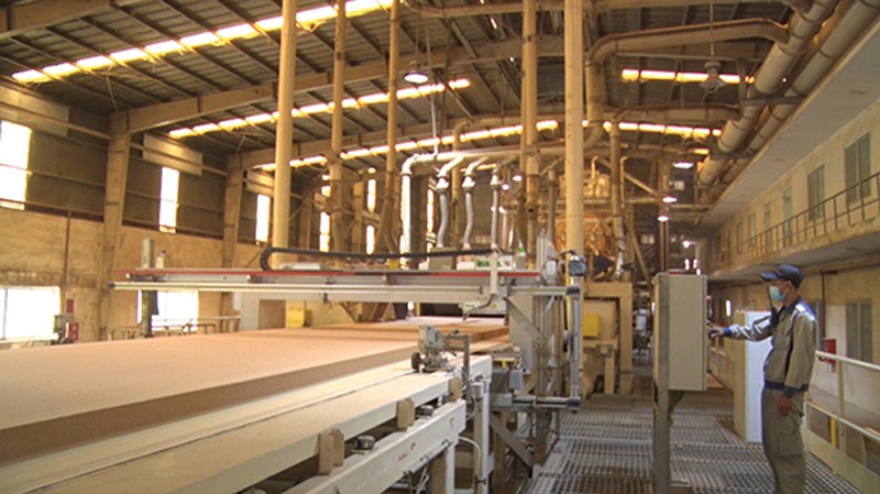 Công ty Cổ phần gỗ MDF VRG Quảng Trị ứng dụng công nghệ mới để tạo ra sản phẩmcó chất lượng - Ảnh: H.T