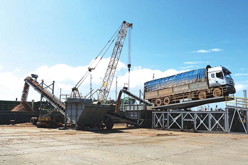 Hàng hóa xuất khẩu qua cảng Cửa Việt góp phần ổn định nguồn thu ngân sách -Ảnh: N.K