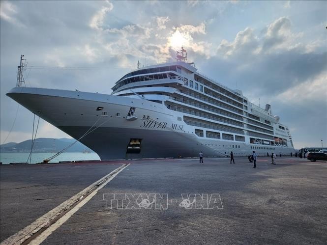 Tàu du lịch cao cấp Silver Muse (quốc tịch Bahamas) cập cảng Nha Trang, Khánh Hòa sáng 5/3.