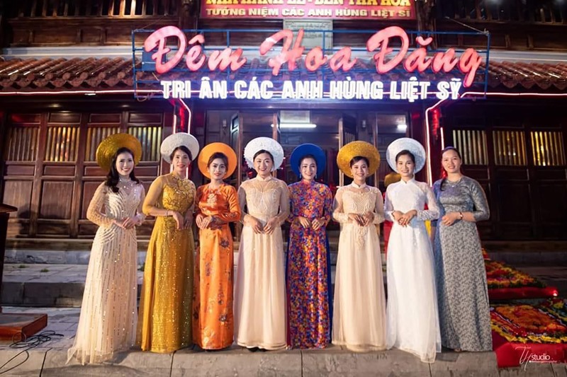 Những chiếc áo dài truyền thống của phụ nữ thị xã Quảng Trị trong “Đêm hoa đăng” - Ảnh: B.A