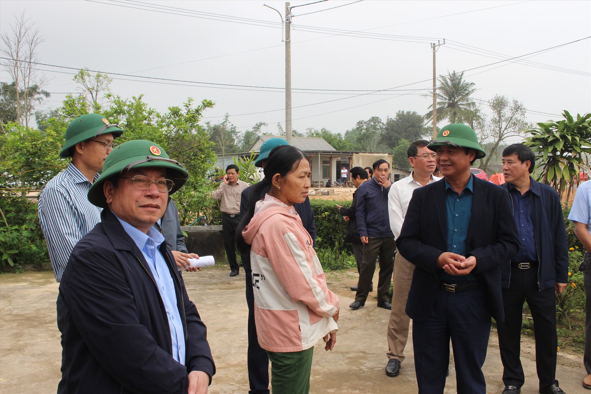 Chủ tịch UBND tỉnh Võ Văn Hưng thăm các hộ dân nằm trong vùng ảnh hưởng của dự án - Ảnh: T.T