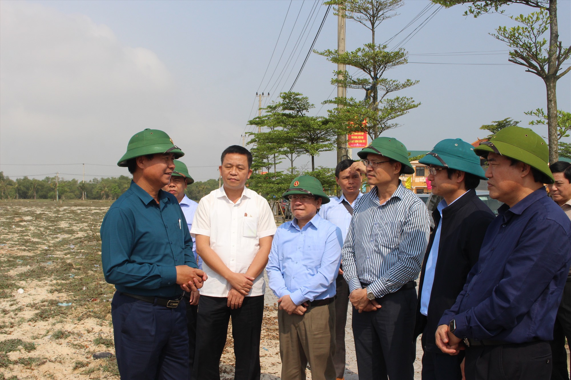 Chủ tịch UBND tỉnh Võ Văn Hưng đề nghị UBND huyện Hải Lăng và các ngành phối hợp hoàn thành phương án di dời các hộ dân ra ở tại khu tái định cư - Ảnh: T.T