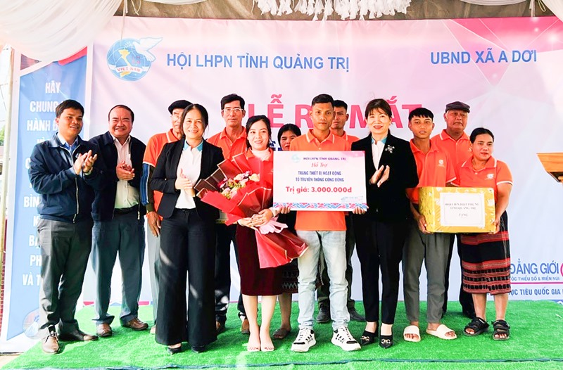 Lãnh đạo Hội LHPN tỉnh tặng quà cho mô hình “Tổ truyền thông cộng đồng” tại xã A Dơi, huyện Hướng Hóa - Ảnh: HUYỀN TRANG
