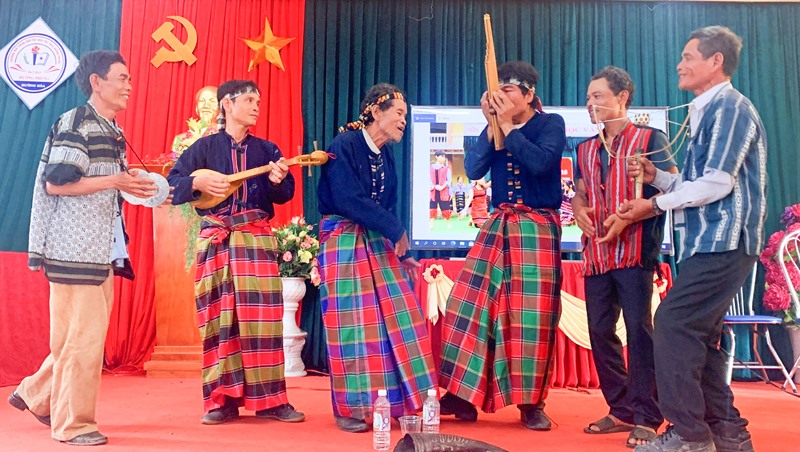 Nhờ được địa phương quan tâm hỗ trợ về nhiều mặt, các nghệ nhân Vân Kiều, Pa Kô ở Hướng Hóa có điều kiện tham gia sinh hoạt, sử dụng nhạc cụ truyền thồng - Ảnh: K.S