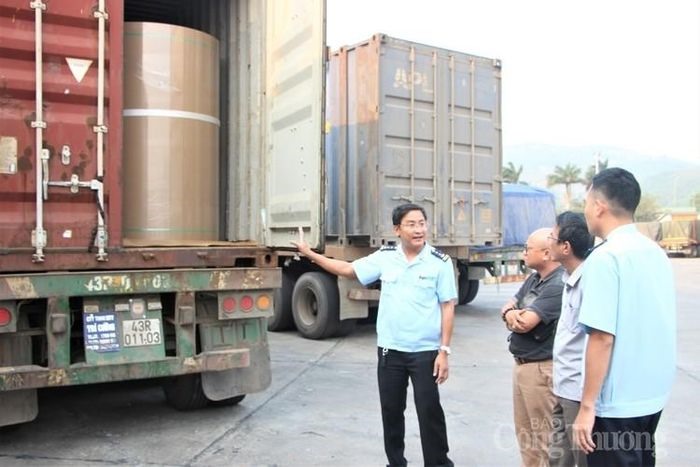 Lực lượng Hải Quan kiểm tra hàng hóa tại cửa khẩu Lao Bảo